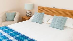Premium bedding, desk, iron/ironing board, free WiFi