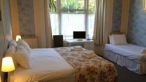 Een strijkplank/strijkijzer, gratis wifi, beddengoed