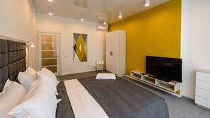 1 dormitorio y tabla de planchar con plancha