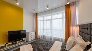 1 dormitorio y tabla de planchar con plancha