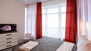 1 dormitorio y tabla de planchar con plancha