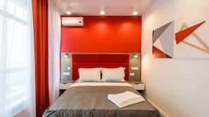 1 dormitorio y tabla de planchar con plancha