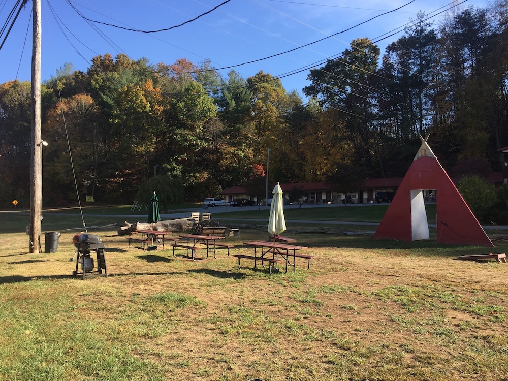 BBQ/picnic area, Qualla Motel & Cabins