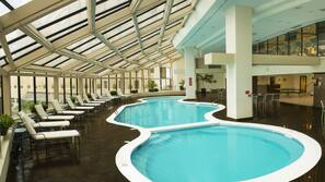 Una piscina cubierta