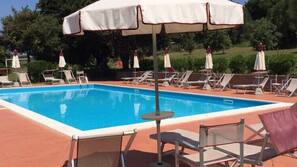 Piscina all'aperto, ombrelloni da piscina, lettini