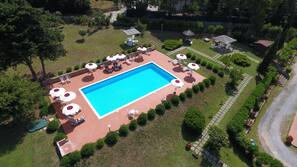 Piscina all'aperto, ombrelloni da piscina, lettini