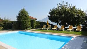 Una piscina al aire libre de temporada