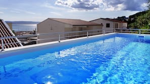2 piscines extérieures, parasols de plage, chaises longues