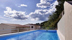 2 piscines extérieures, parasols de plage, chaises longues