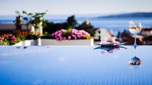 2 piscines extérieures, parasols de plage, chaises longues