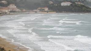 Beach nearby, sun-loungers, beach umbrellas, beach towels