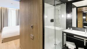 Minibar, caja fuerte, escritorio y cortinas opacas
