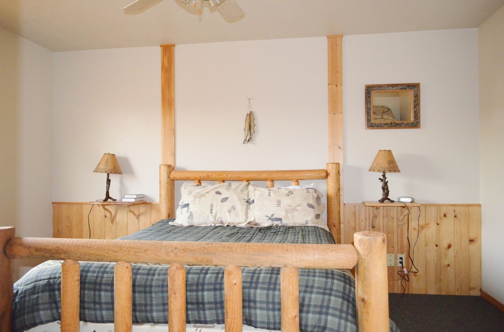 Sleepy J Cabins, Swan Valley 80 Room Prices & Reviews Travelocity
