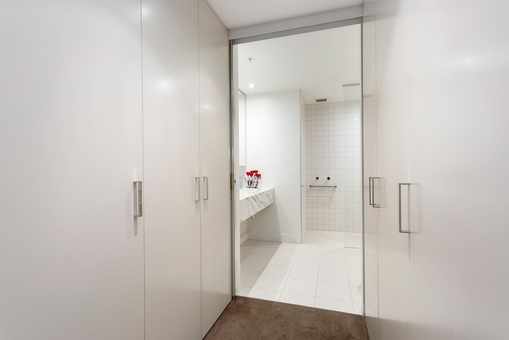 Bathroom, Platinum Apartments at Freshwater