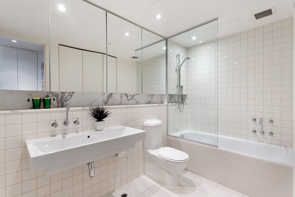 Bathroom, Platinum Apartments at Freshwater