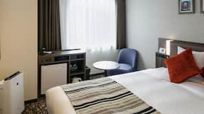 Down comforters, in-room safe, desk, blackout drapes
