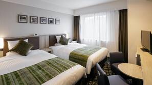 Down comforters, in-room safe, desk, blackout drapes
