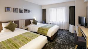 Down comforters, in-room safe, desk, blackout drapes