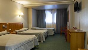 Escritorio, espacio para trabajar con un portátil, cortinas opacas