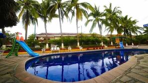 Una piscina al aire libre