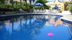 Una piscina al aire libre