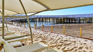 Een privéstrand, cabana's (toeslag), ligstoelen aan het strand, parasols