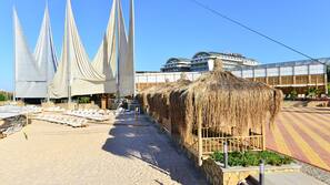Een privéstrand, cabana's (toeslag), ligstoelen aan het strand, parasols