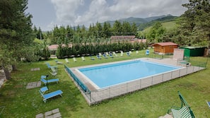 Una piscina al aire libre de temporada
