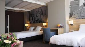 Een kluis op de kamer, een bureau, gratis babybedden, extra bedden