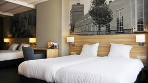 Een kluis op de kamer, een bureau, gratis babybedden, extra bedden