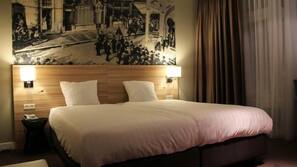 Een kluis op de kamer, een bureau, gratis babybedden, extra bedden