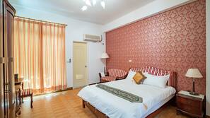 Blackout curtains, free WiFi, linens