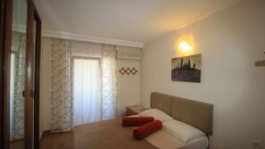 In-room safe, free WiFi, linens