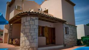 2 bedrooms, in-room safe, iron/ironing board, free WiFi