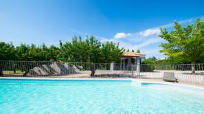 Piscine couverte, piscine extérieure (ouverte en saison)