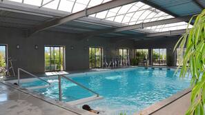 Piscine couverte, piscine extérieure (ouverte en saison)