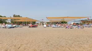 In Strandnähe, Liegestühle, Sonnenschirme, Sporttauchen