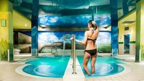 Una piscina cubierta