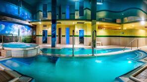 Una piscina cubierta