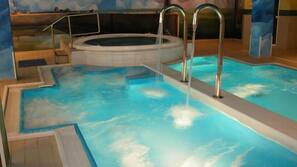 Una piscina cubierta