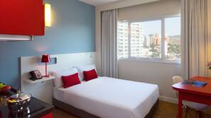 Frigobar, cofres nos quartos, escrivaninha, cortinas blackout