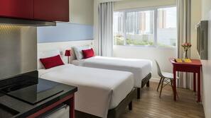Frigobar, cofres nos quartos, escrivaninha, cortinas blackout