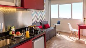 Frigobar, cofres nos quartos, escrivaninha, cortinas blackout
