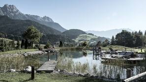 Außenpool, Sonnenschirme, Liegestühle
