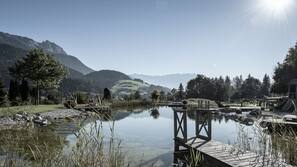 Außenpool, Sonnenschirme, Liegestühle