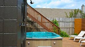 Outdoor spa bath