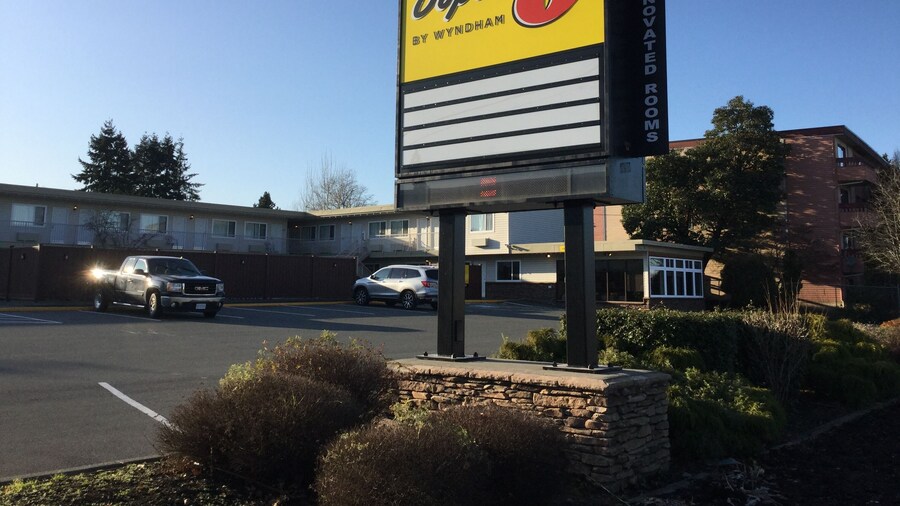 Super 8 by Wyndham Courtenay
