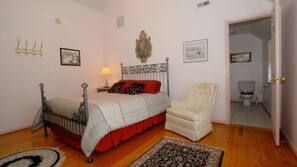 Premium bedding, iron/ironing board, free WiFi