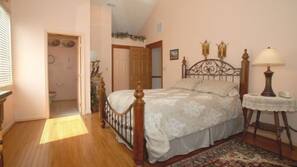 Premium bedding, iron/ironing board, free WiFi