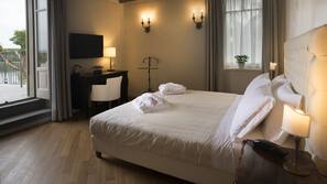 Een minibar, een kluis op de kamer, een bureau, gratis babybedden
